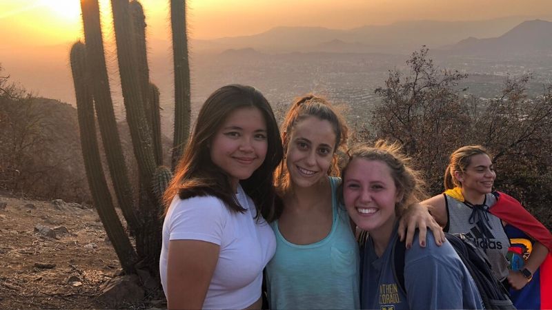 4 Women hiking in Santiago